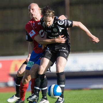 Freddy Borg, Öster, håller fast Kevin Walker, Örebro