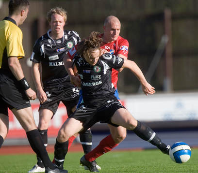 Freddy Borg, Öster, håller fast Kevin Walker, Örebro