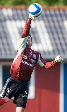 Richard Richardsson, målvakt, Örebro, boxar bort bollen