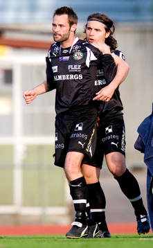Lars Larsen ilsken, hålls undan av Nordin Gerzic