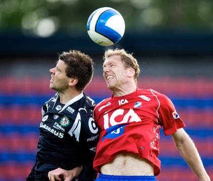 Fredrik Bild nickduellerar med Stefan Rodevåg