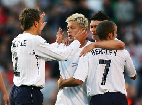 Alan Smith, England, gratuleras av sina lagkamrater
