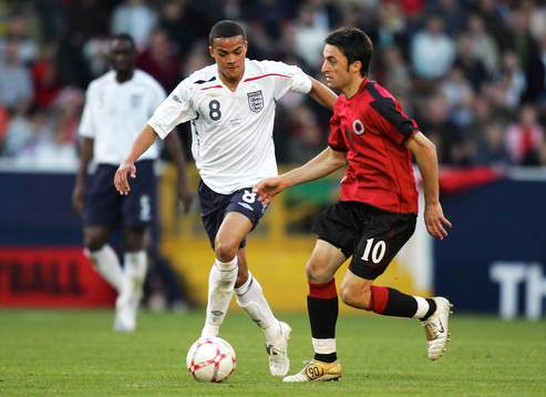 Jermaine Jenas, England och Klodian Duro, Albanien. Närkamp