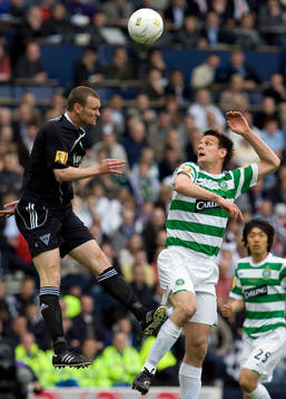 Scott Wilson, Dunfermline, nickar bort bollen för Jan