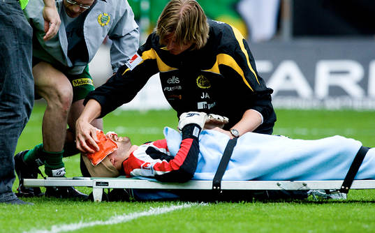 Johan Wiland, Målvakt Elfsborg fick bäras av med bår