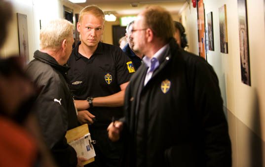 Tobias Mattsson, domare, blir dålig och ersätts av Henrik