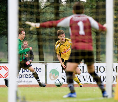 Simon Larsson, IFK Hässleholm, på väg mot Högaborgs