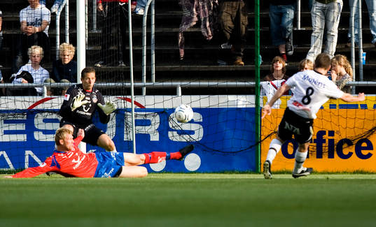 Fredrik Nordback slår in 0-1 bakom Daniel Andersson,