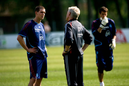 Daniel Agger pratar med förbundskapten, Morten Olsen,