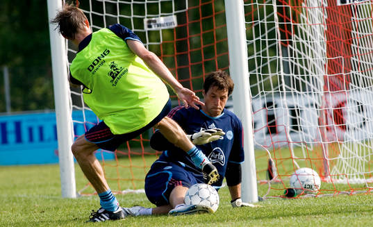 Jon Dahl Tomasson och målvakten Thomas Sörensen, Danmark
