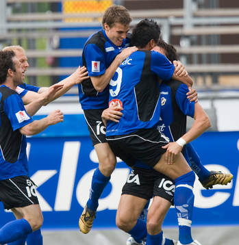 1-0, Mikael Rosén, som grattas