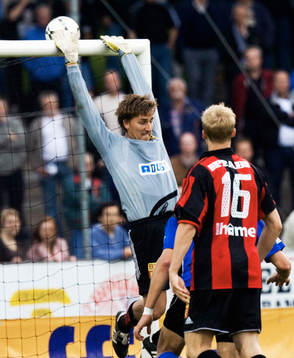 Kristoffer Björklund konstaterar att en boll går precis