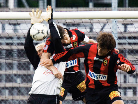 Magnus Bahne, Halmstads målvakt, får sig en rejäl