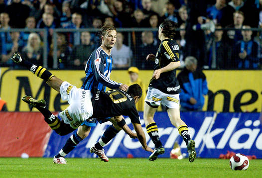 Wilton Figueiredo, AIK faller framför Markus Johanesson,