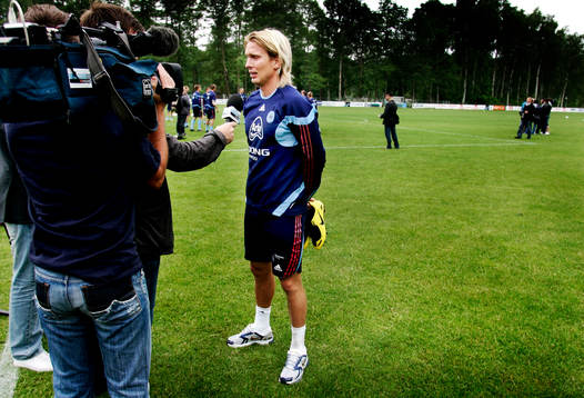 Christian Poulsen, blir intervjuad av Media mitt på