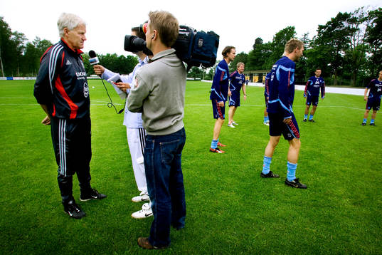 Morten Olsen, förbundskapten blir intervjuad av Media mitt