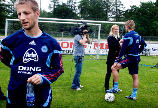 Danska spelarna blir intervjuade. Martin Jörgensen i