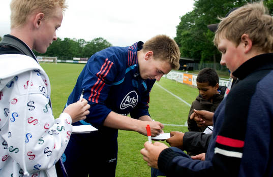 Nicklas Bendtner, Danmark skriver autografer