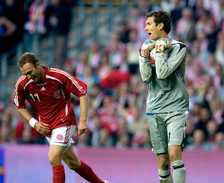 Andreas Isaksson (målvakt) och Dennis Romedahl, Danmark