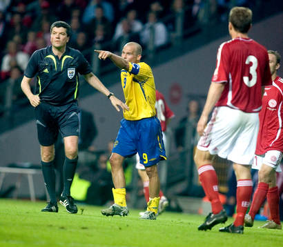 Fredrik Ljungberg gör domaren Herbert Fandel uppmärksam