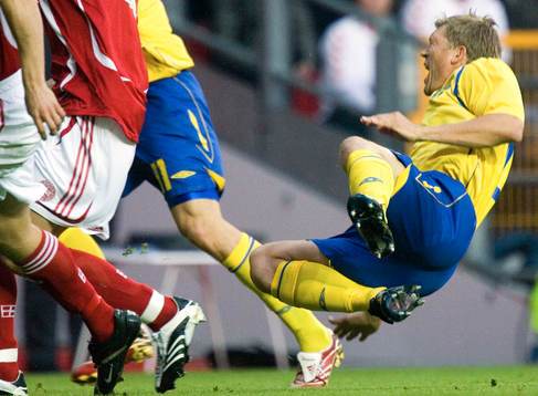 Marcus Allbäck, Sverige, faller. Smärta