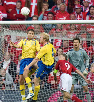 Intensivt framför svenskt mål. Olof Mellberg och Petter