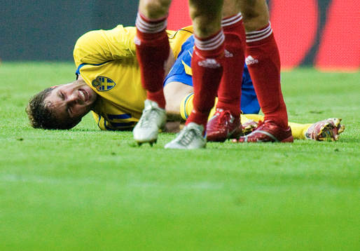Johan Elmander, Sverige, på marken. Skada