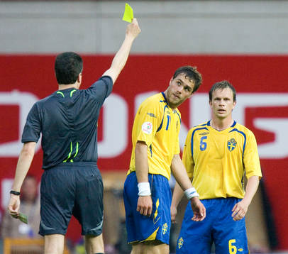 Johan Elmander, Sverige, får gult kort. Tobias Linderoth,