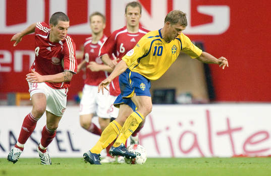 Marcus Allbäck, Sverige, jagas av Daniel Agger, Danmark