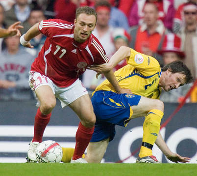 Dennis Rommedahl, Danmark, tar sig förbi Mikael Nilsson,