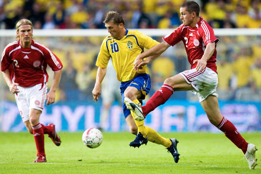 Marcus Allbäck, Sverige, jagas av Christian Poulsen och