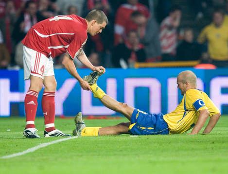 Daniel Agger, Danmark hjälper Fredrik Ljungberg, Sverige.