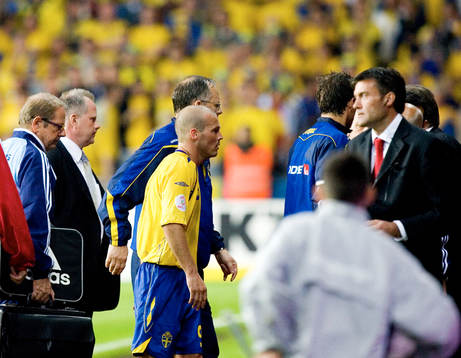Fredrik Ljungberg, Sverige, lämnar planen