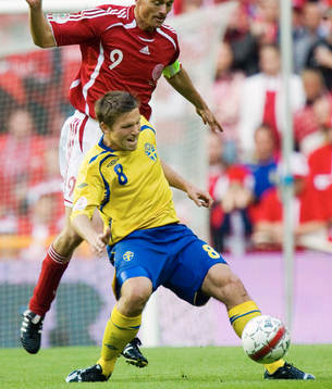 Anders Svensson, Sverige, har Jon Dahl Tomasson, Danmark, i