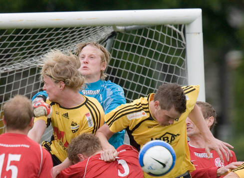 Mikael Larsson och Peter Olsson oroar Nikes målvakt