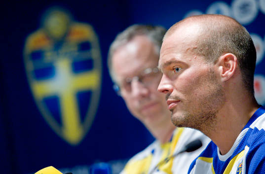 Fredrik Ljungberg med Lars Lagerbäck i bakgrunden