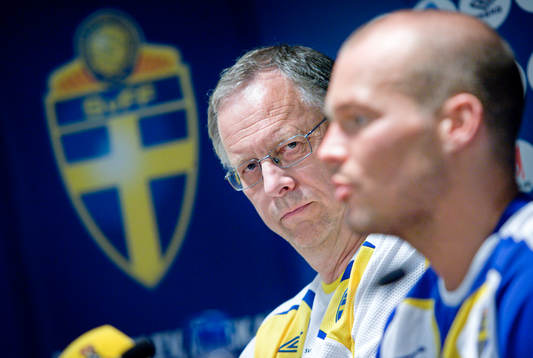 Lars Lagerbäck lyssnar när Fredrik Ljungberg pratar