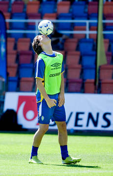 Zlatan Ibrahimovic leker med bollen, balanserar