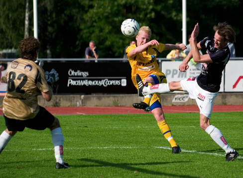 Mattias Adelstam, Ängelholm, framför Dan Sade, målvakt