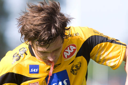 Philip Jonasson, Mjällby, spottar blod