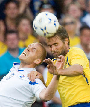 Hannes Sigurdsson och Olof Mellberg. Nickduell