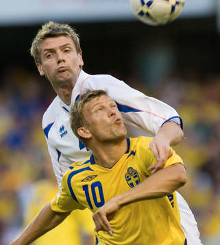Marcus Allbäck och Olafur Bjarnason. Nickduell