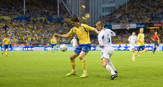 Zlatan Ibrahimovic håller undan Ivar Ingimarsson
