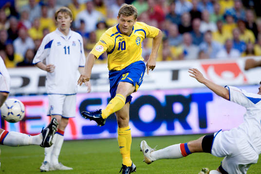 Marcus Allbäck skjuter in 1-0