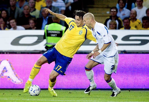 Zlatan Ibrahimovic leker med Grétar Steinsson, Island