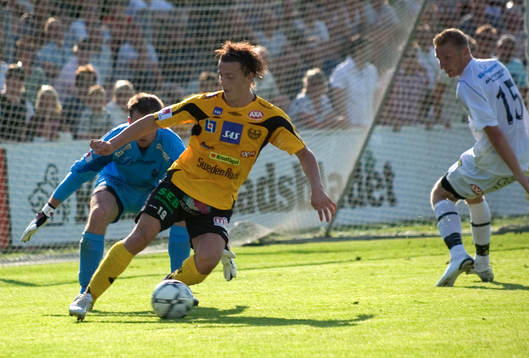 Erton Fejzullahu, Mjällby, framför Ola Svensson,