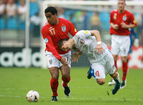 Martin Fillo, Tjeckien, försöker tackla Tom Huddlestone,