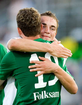 Petter Andersson kramar om Paulinho Guara