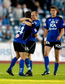 Magnus Arvidsson och Dusan Djuric, kramar om varann