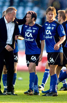 Jan Janne Andersson, tränare Halmstad kramar om Hasse